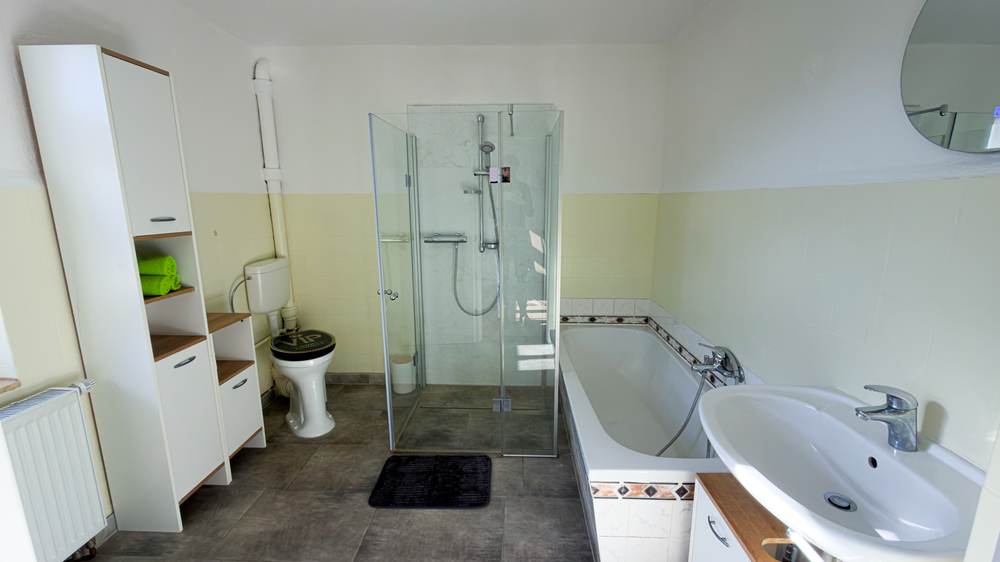 Badezimmer mit Dusche und Badewanne