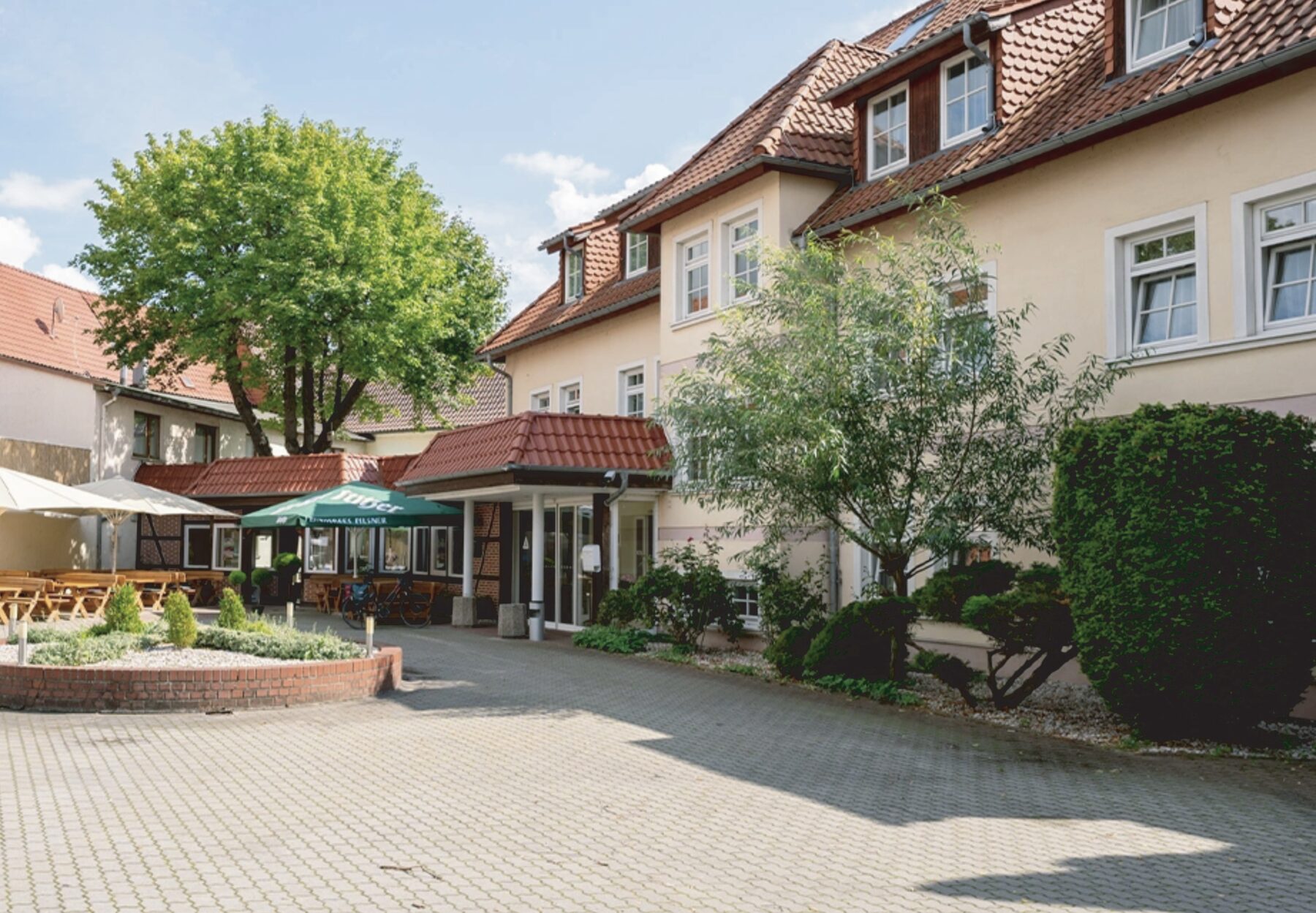 Hotel National Bad Düben — Außenansicht mit Biergarten